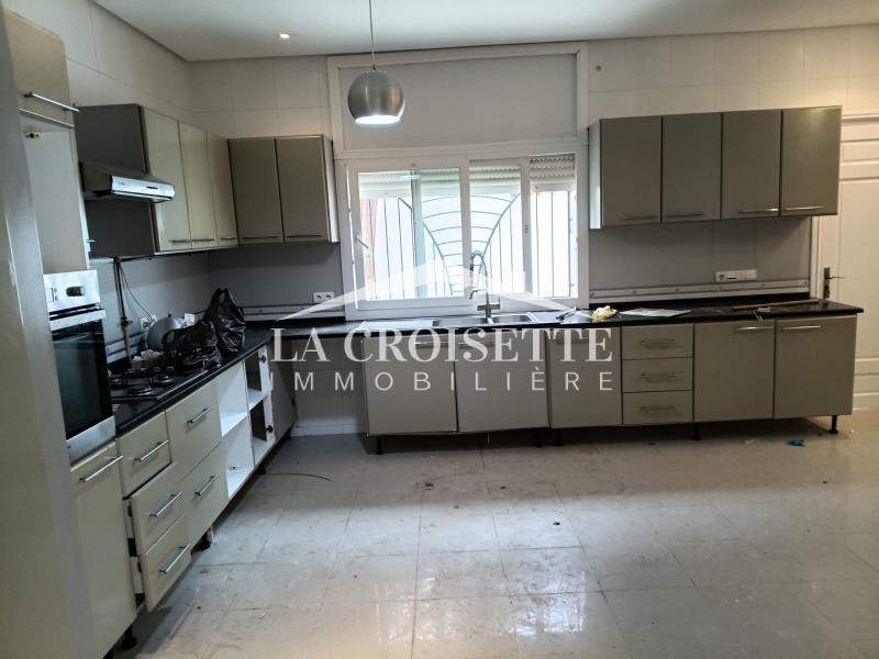 Villa S+6 avec piscine à La Marsa